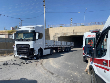 Van'da tırla otomobilin çarpışması sonucu 6 kişi yaralandı