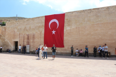 İshak Paşa Sarayı&#039;nda vatandaşlara aşure dağıtıldı
