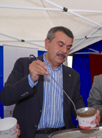 Milli Eğitim Bakanı Tekin, Erzurum'da vatandaşlara aşure dağıttı