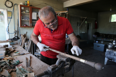 Asırlık ceviz ağaçları zümrüt, yakut ve ebru işlemeli bastonlara dönüşüyor