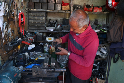 Erzurumlu "Mahmut Usta" 60 yıldır bisiklet tamiriyle çocukları sevindiriyor