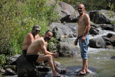 Iğdır&#039;da aşırı sıcaktan bunalanlar Üçkaya Vadisi&#039;ndeki derelerde serinliyor