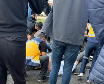 Kars&#039;ta otomobil ile hafif ticari aracın çarpıştığı kazada 13 kişi yaralandı