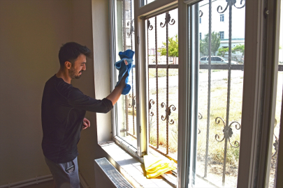 Gönüllü gençler, sağlık sorunları yaşayan ailenin evini boyamak için seferber oldu