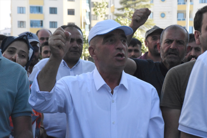 Van&#039;da işten çıkarılan belediye çalışanları eylemlerine devam ediyor