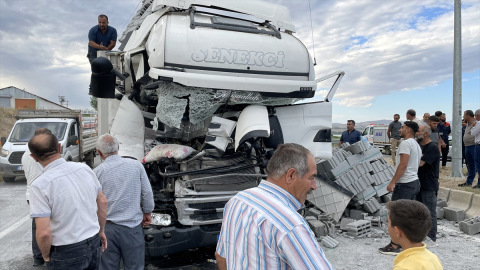 Bitlis&#039;te iki tırın çarpıştığı kazada bir kişi yaralandı