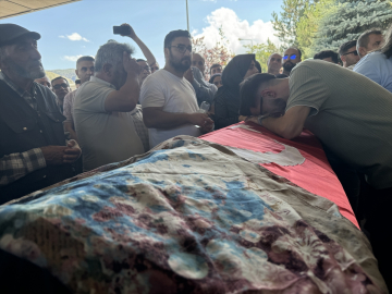 Erzurum&#039;daki trafik kazasında hayatını kaybeden sağlıkçıların cenazesi toprağa verildi
