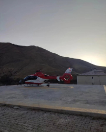 Van&#039;da yüksekten düşen 4 yaşındaki çocuk ambulans helikopterle hastaneye ulaştırıldı
