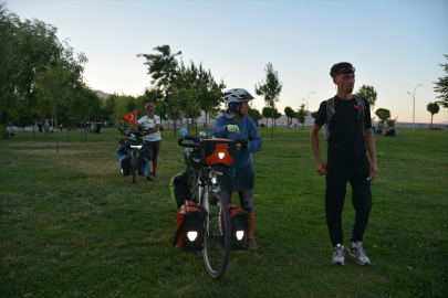 İstanbul&#039;dan bisikletle Türkiye turuna çıkan çift 97 günde Bitlis&#039;e ulaştı