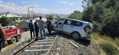 Van&#039;da trenin çarptığı otomobilin sürücüsü yaralandı