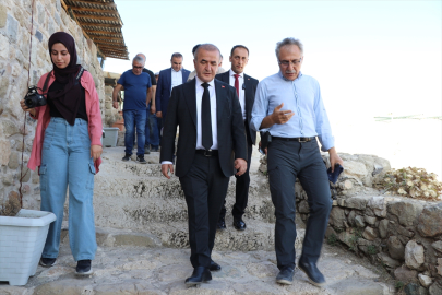 Elazığ Valisi Hatipoğlu, Harput Kalesi&#039;nde yürütülen kazı çalışmalarını inceledi