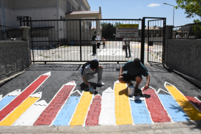 Usta öğreticiler eğitim verdikleri okulun bahçesini fırçalarıyla renklendirdi