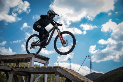 Erzurum&#039;da bisikletçiler Downhill Türkiye Şampiyonası öncesi resmi antrenman yaptı