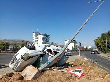 Bingöl&#039;de aydınlatma direğine çarpan otomobildeki 4 kişi yaralandı