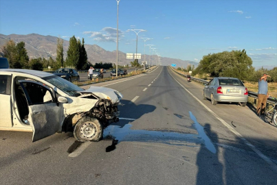 Erzincan’da iki otomobilin çarpıştığı kazada 8 kişi yaralandı