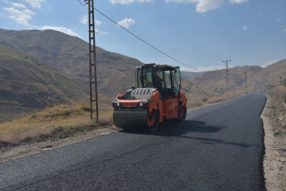Hakkari İl Özel İdaresinin köy yollarındaki sıcak asfalt çalışmaları sürüyor
