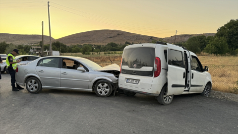 Elazığ&#039;da hatif ticari araç ile otomobilin çarpışması sonucu 6 kişi yaralandı
