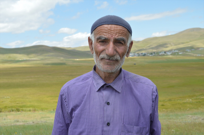 Erzurum&#039;da çiftçilerin güneş altında zorlu ot biçme mesaisi sürüyor