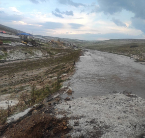 Kars&#039;ta sel nedeniyle ev ve ahırlar zarar gördü
