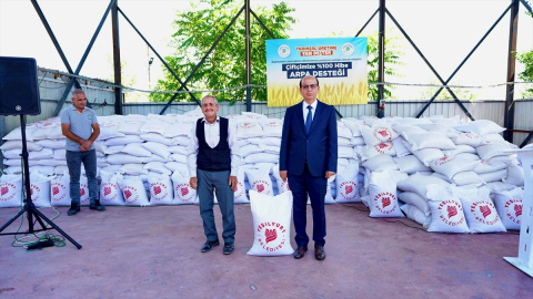 Malatya&#039;da depremzede çiftçilere 35 ton arpa dağıtıldı