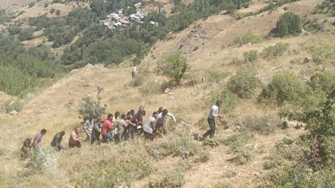 Van'da kontrolden çıkan aracın şarampole devrilmesi sonucu 4 kişi yaralandı