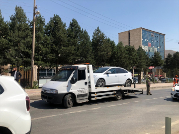 Bitlis&#039;te çarpışan iki araçta hasar oluştu