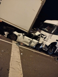 Erzurum&#039;da 2 tırın arasında sıkışan otomobildeki 2 kişi yaralandı