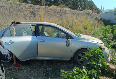Malatya&#039;da bahçeye devrilen otomobildeki 3 kişi yaralandı