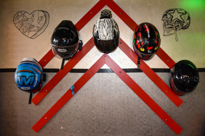 Motosikletlerin tamiratını kafede yapıyor