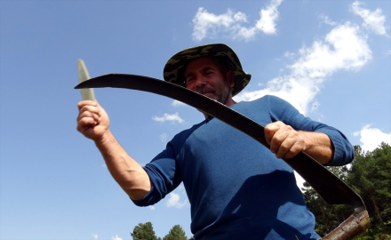 Sarıkamışlı çiftçiler közde çay ve türküler eşliğinde ot biçme mesaisinde