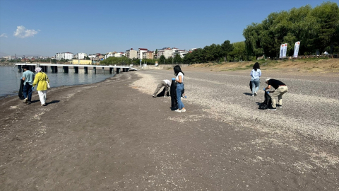 Ahlat&#039;ta Van Gölü sahilindeki çöpler temizlendi