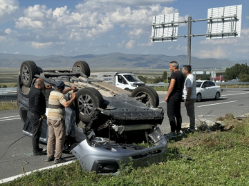 Ardahan'da kamyonet ile otomobilin çarpıştığı kazada 7 kişi yaralandı