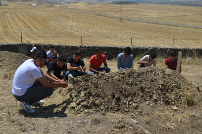 Muş&#039;ta baraj gölünde boğulan 5 kişi toprağa verildi