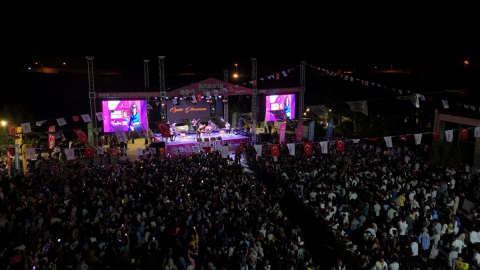 Sanatçı Öykü Gürman, Bitlis&#039;te konser verdi