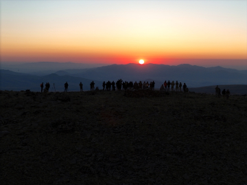 Bingöl&#039;de terörden arındırılan 3 bin 250 rakımlı tepeden güneşin doğuşunu izlediler
