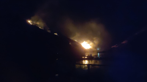 Elazığ’da dağlık ve otluk arazide çıkan yangına müdahale ediliyor