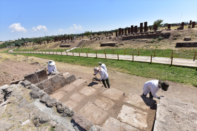 Ahlat Selçuklu Meydan Mezarlığı&#039;nda Birinci Dünya Savaşı&#039;nın oluşturduğu tahribatın izleri siliniyor