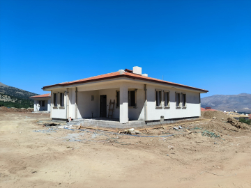 Depremlerden etkilenen Doğanşehir&#039;de köy evlerinin inşası sürüyor