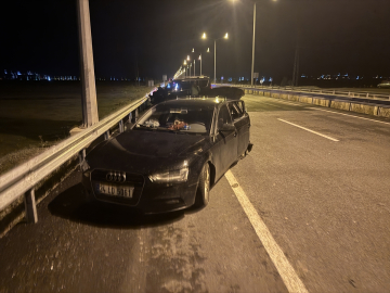 Erzurum&#039;da hafif ticari araç park halindeki otomobile çarptı, 4 kişi yaralandı