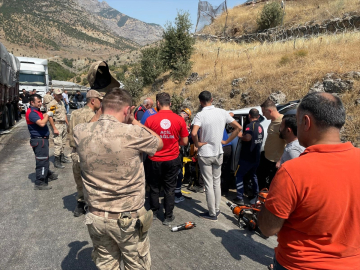 Bitlis'te tıra çarpan otomobildeki 4 kişi yaralandı