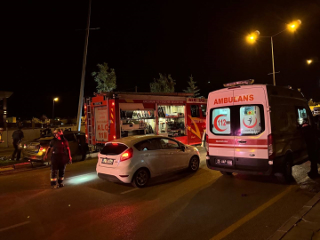 Erzurum&#039;da aydınlatma direğine çarpan otomobilin sürücüsü öldü, 2 kişi yaralandı