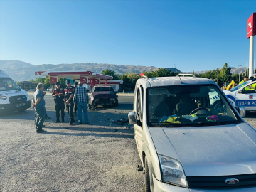 Malatya&#039;da otomobille hafif ticari araç çarpıştı, sürücüler yaralandı