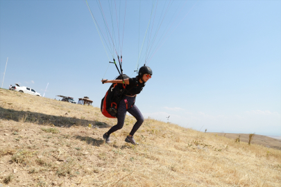 Paraşüt tutkunu kadınlar, Van Gölü semalarında süzüldü