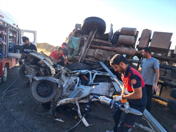 Bingöl&#039;de kamyon ile otomobilin çarpışması sonucu 3 kişi yaralandı