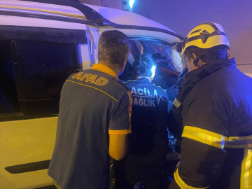 Bitlis'te traktör römorkuna çarpan hafif ticari araçta 2 kişi yaralandı