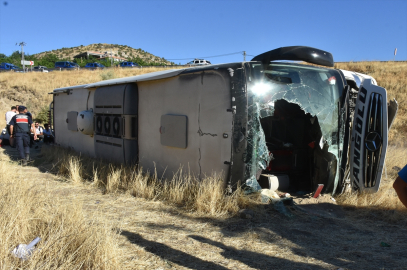 GÜNCELLEME - Malatya'da yolcu otobüsünün devrilmesi sonucu 14 kişi yaralandı