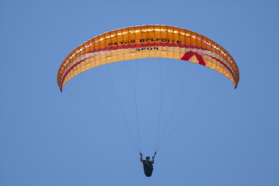 Kars'ta yamaç paraşütü pilotları Ani için uçtu