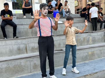 Pandomim sanatçısı Erdem, gösterileriyle çocukların yüzünü güldürüyor