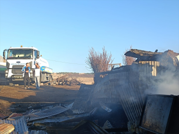 Bingöl'de ahırda çıkan yangın söndürüldü