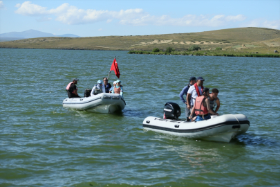 Çıldır Gölü&#039;nde Anadolu Yelken Ligi 1. Ayak Kars Optimist Yarışları düzenlendi